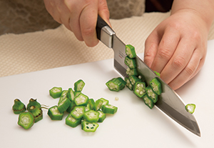 オクラは塩(分量外)を入れたお湯で茹で、水に取って粗熱を取る。冷めたらヘタを取り除き、小口切りにする。