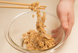 納豆は付属のタレを加えて混ぜ合わせておく。