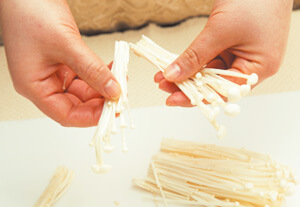ほうれん草の根元を落とし、長さを2等分に切り分ける。エノキ茸は石突を落として食べやすい大きさに割いておく。塩蔵わかめは水でサッと洗って塩を落とし、水をためたボウルに浸けて戻す。わかめが戻ったら、食べやすい大きさに切る。