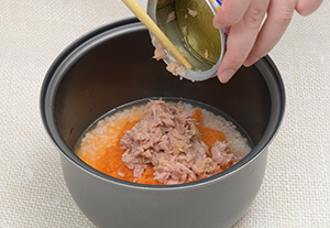 ②に【A】を加えてサッと混ぜ合わせ、米の上に①とツナ缶（油も一緒に）を入れて炊き上げる。