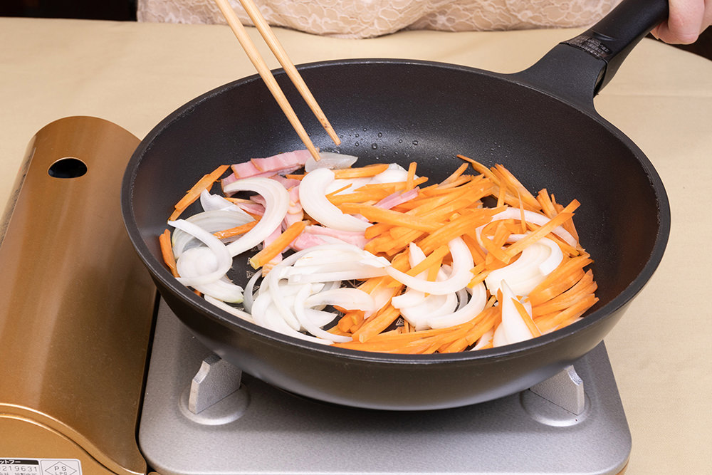 フライパンでサラダ油を熱し、①を炒める。玉ネギがしんなりしてきたら塩、コショウして、皿に取りだして、広げて冷ます。