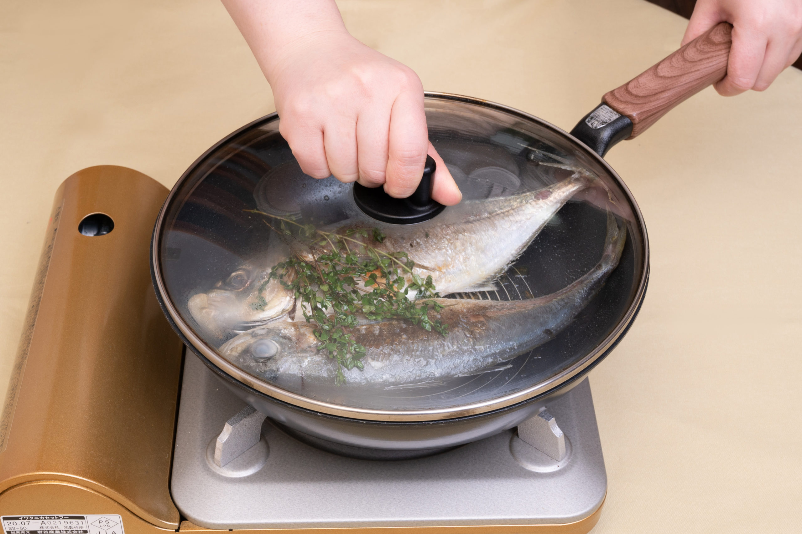 フライパンでサラダ油を熱し、アジの表側を下にして中火で5～8分焼く。焼き色がついたら上下を返し、フタをして3分蒸し焼きにする。