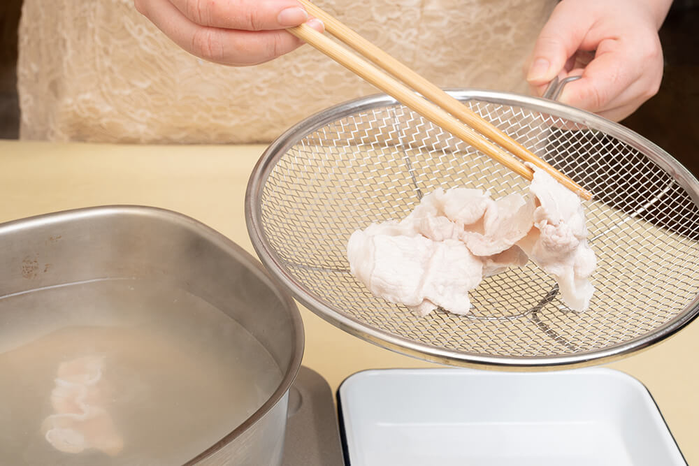 しゃぶしゃぶ肉に火が通ったらザルに上げて水気をよく切る。