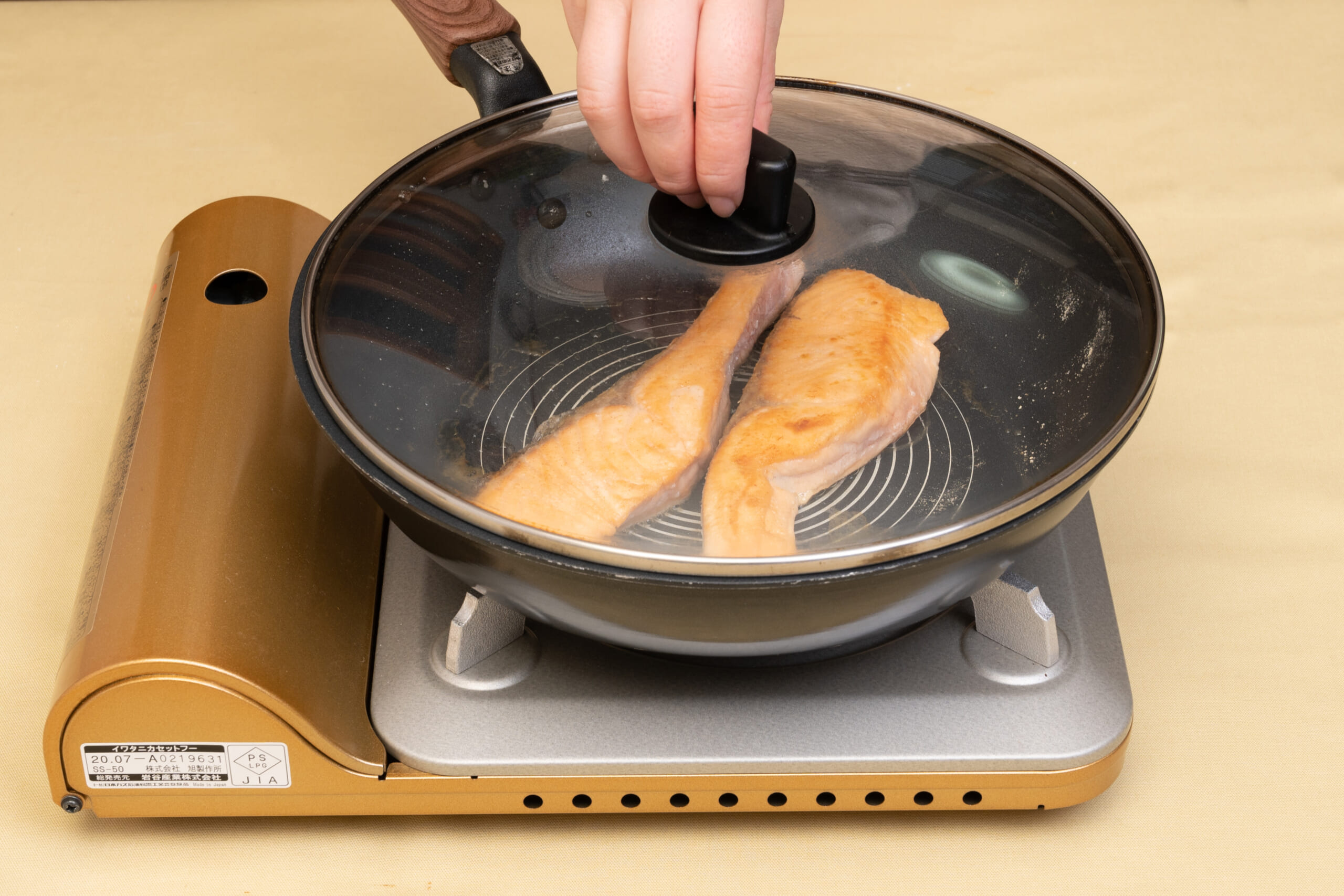 フライパンでサラダ油を中火で熱し、サーモンの皮を下にして焼く。焼き色がついたら上下を返し、フタをして弱火で蒸し焼きにして火を通し、器に盛り付ける。