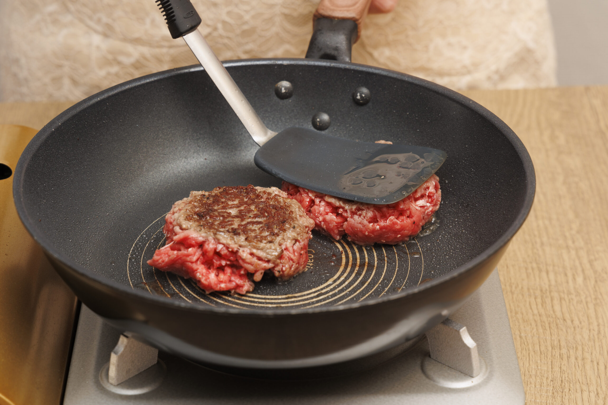 フライパンでサラダ油を中火で熱し、1を並べる。焼き色がついたらひっくり返して、フライ返しで上から押しつぶし少し弱めの中火で5～8分焼く。