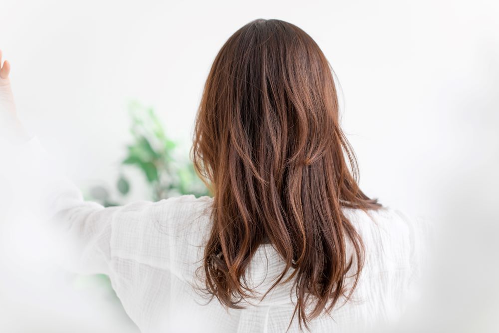 女性の髪の毛のボリュームが減る原因｜ボリュームアップに効果的な方法・アイテムも解説