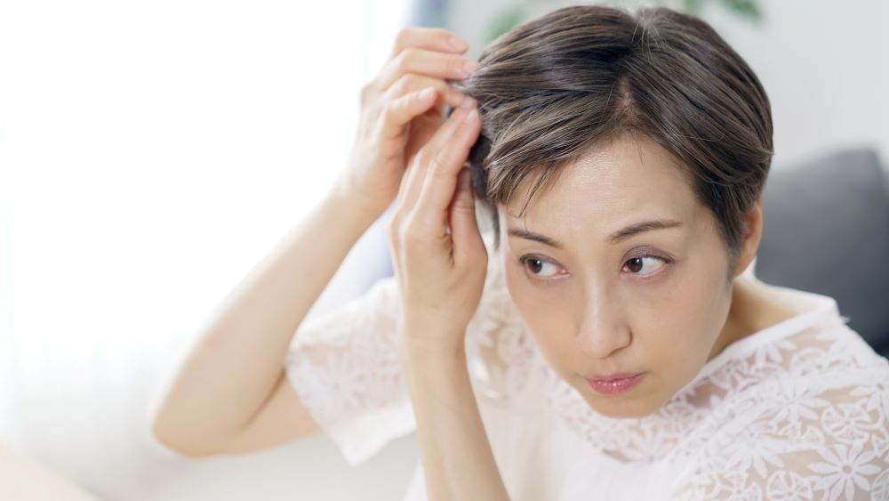 女性の頭頂部・つむじが薄くなる原因は？薄毛につながる脱毛症や予防・改善方法も解説