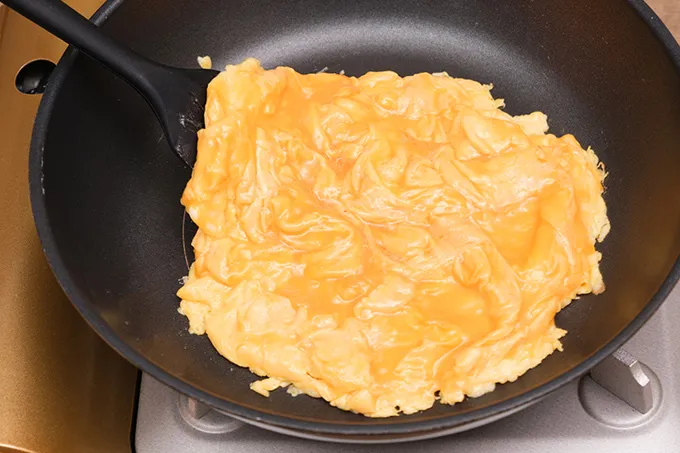 フライパンでオリーブ油を中火で熱し、②を流し入れる。ゴムベラで大きく混ぜながら丸くかたちをととのえる。