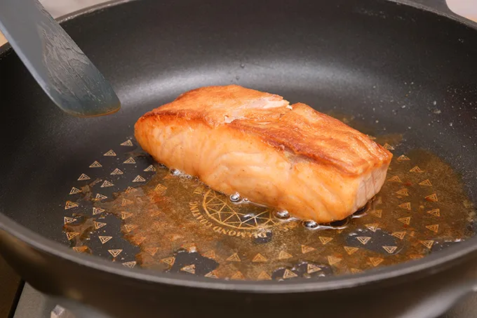 フライパンでサラダ油を中火で熱し、①を焼く。全体に軽く焼き目がついたら皿に取り出す。