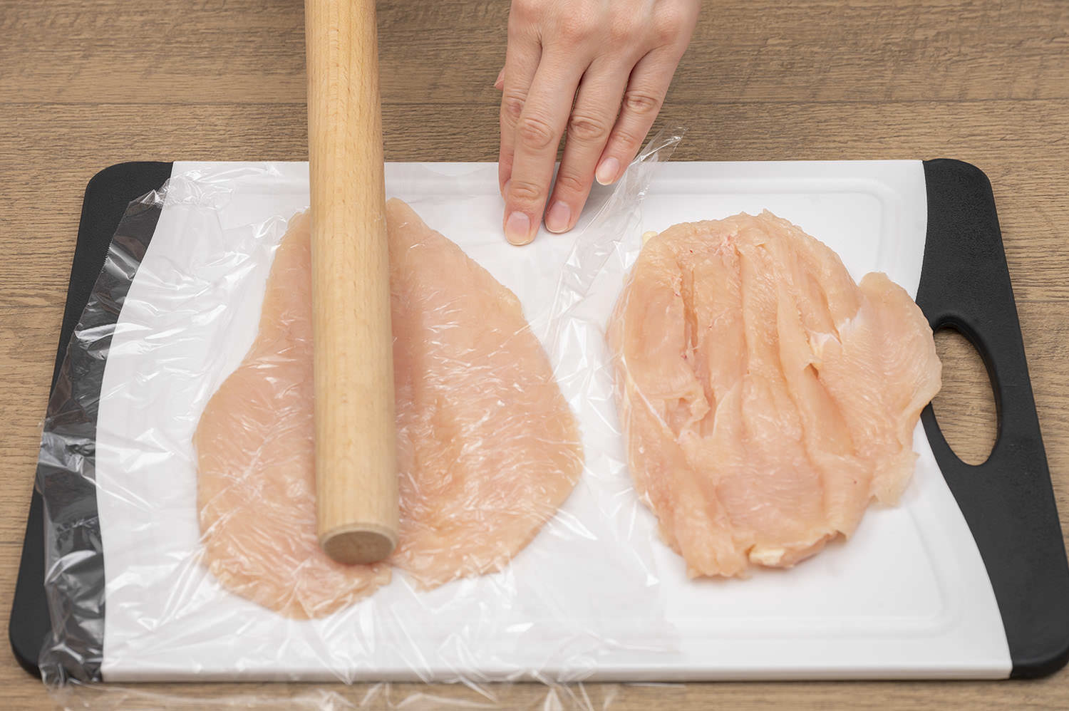 鶏胸肉は半分に切り、それぞれを観音開きにして厚みを均一にする。ラップをかぶせめん棒で叩いて伸ばし、塩と胡椒をふる。