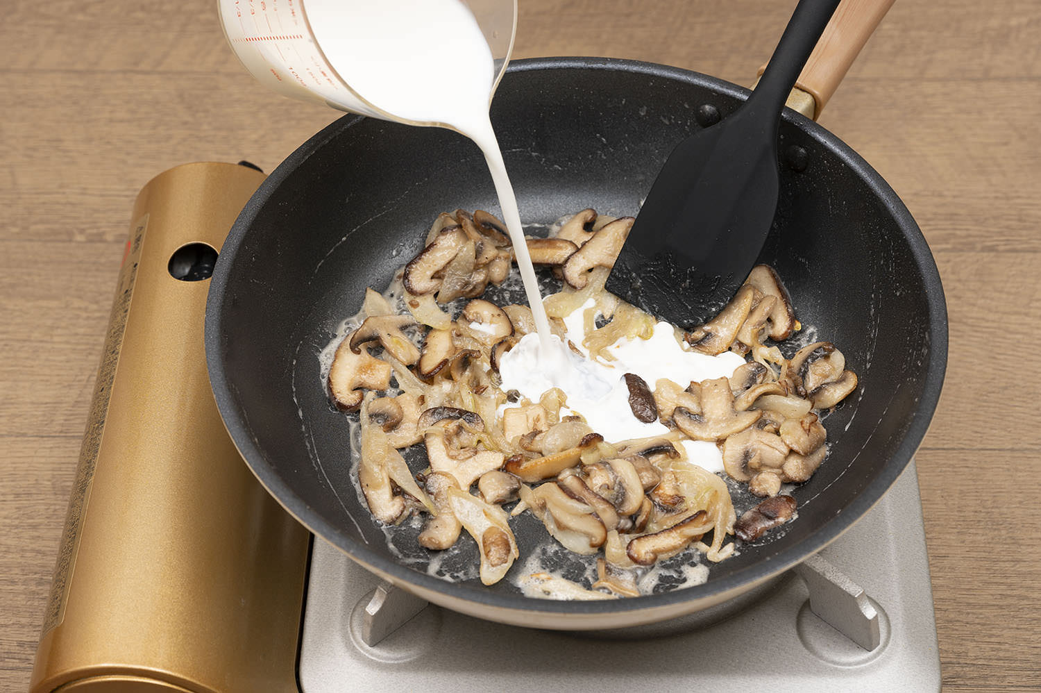 フライパンでサラダ油を熱し、①を炒める。玉ねぎがしんなりしてきたら小麦粉を全体ふりかけ、からめるように炒め合わせる。牛乳を加え、ほぐしながら全体を混ぜ合わせる。