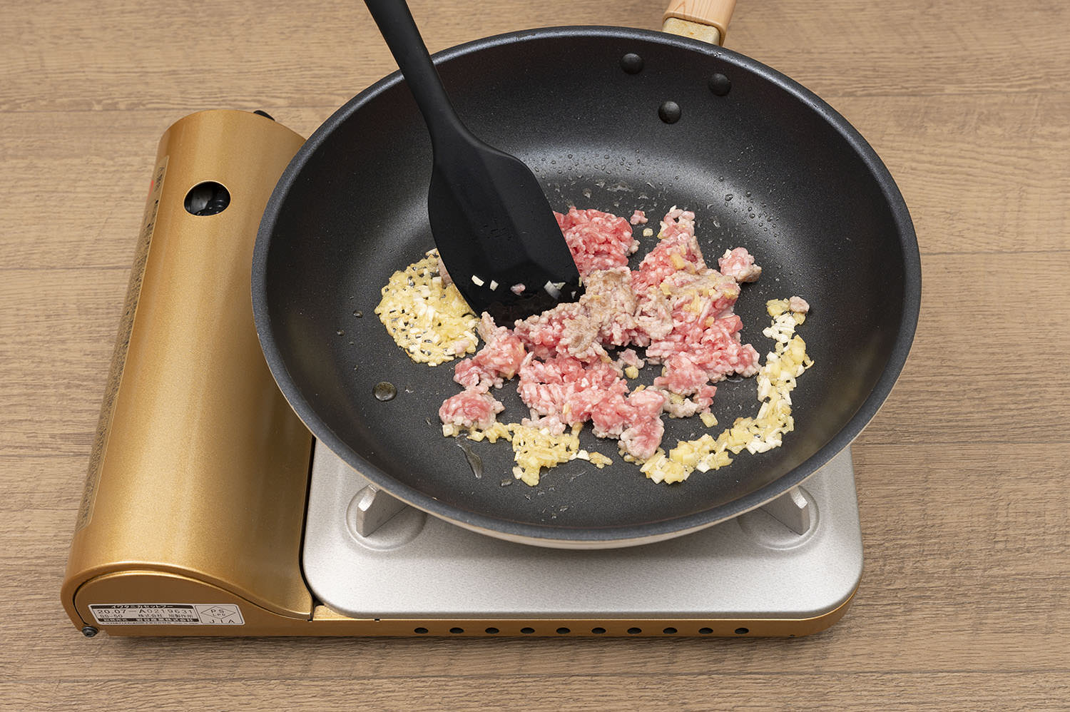 フライパンにごま油をまわし入れ、豚ひき肉とＡを入れて中火にかける。豚ひき肉に焼き目がつきだしたら、ほぐしながら炒め合わせる。火がとおったら、Ｂを加えて炒め合わせる。