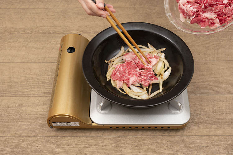 鍋を火にかける。熱くなってきたら牛脂を溶かしながら全体をなじませる。牛肉と玉ねぎを入れて中火で焼きつけ、よく混ぜたＡを加えて煮る。