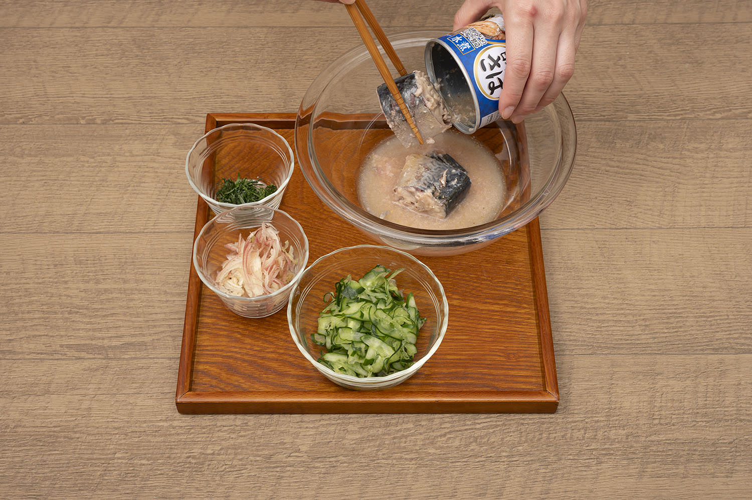 鯖は缶汁ごとボウルに入れてほぐし、Ａを加えてよく混ぜ合わせる。