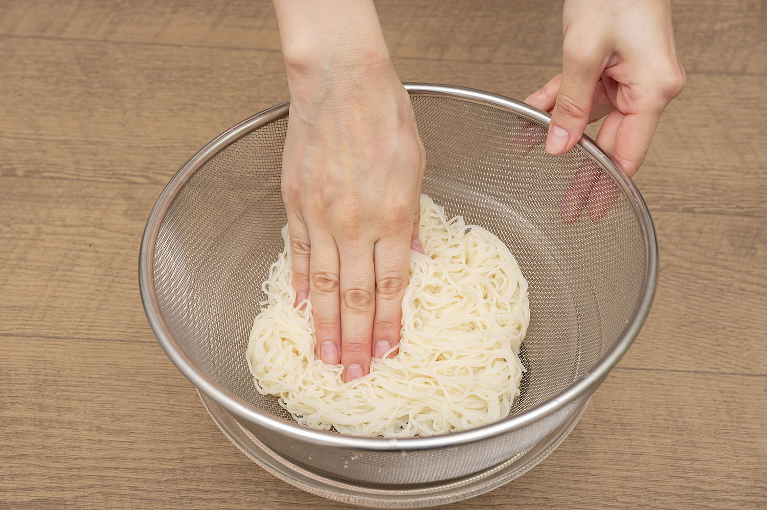 そうめんはたっぷりのお湯で袋に表記されているとおりに茹でる。茹であがったらザルにあけ、流水でもみ洗いする。ザルにあげて水気をシッカリと切る。