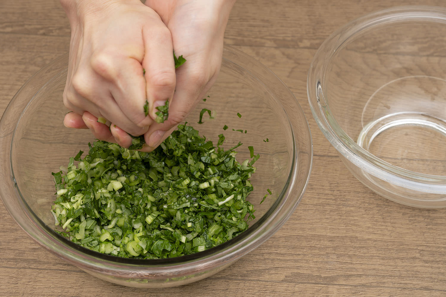 小松菜は根元を切りおとし、水でよく洗う。みじん切りにし、ボウルに入れて塩小さじ1/3（分量外）をふりかけてサッと混ぜ合わせる。5分ほどおいたら水気を絞る。