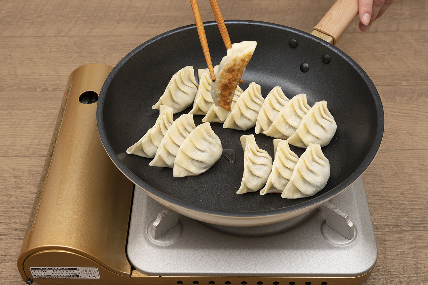 フライパンでサラダ油を中火で熱し、全体に薄く広げて③を並べる。焼き色がついたら、お湯をまわし入れ、フタをして水分が無くなるまで約7～8分蒸し焼きにする。水分が無くなったら火からおろす。