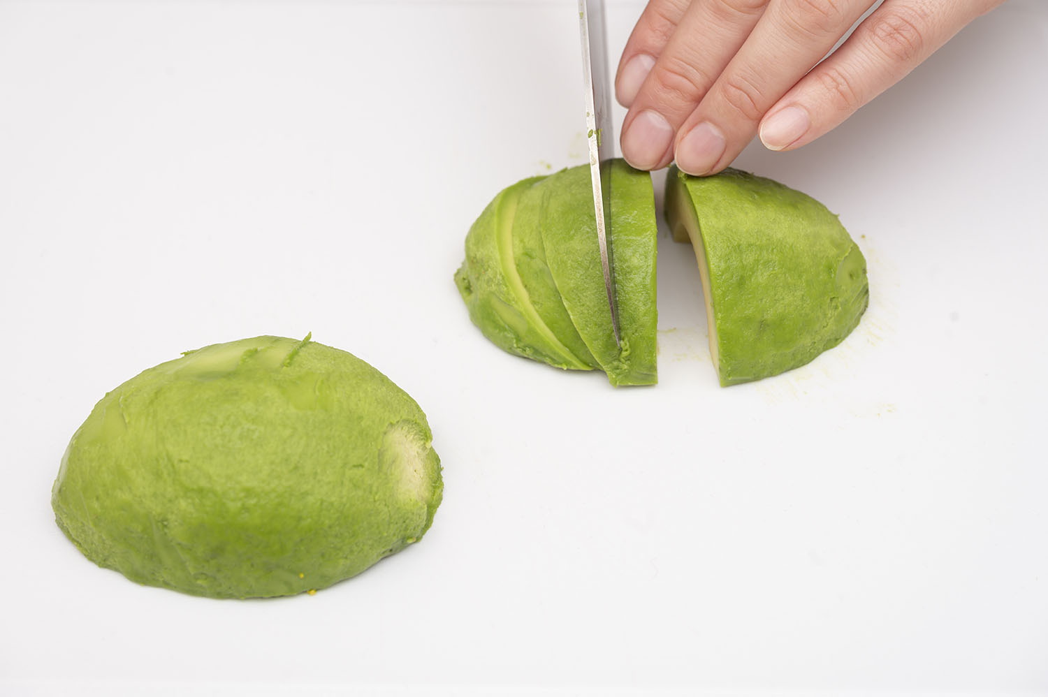 アボカドは縦半分に切り込みを入れて種と取り除く。海老の大きさに合わせて4～6等分のくし形に切る。ニンニクは包丁の腹で押しつぶす。