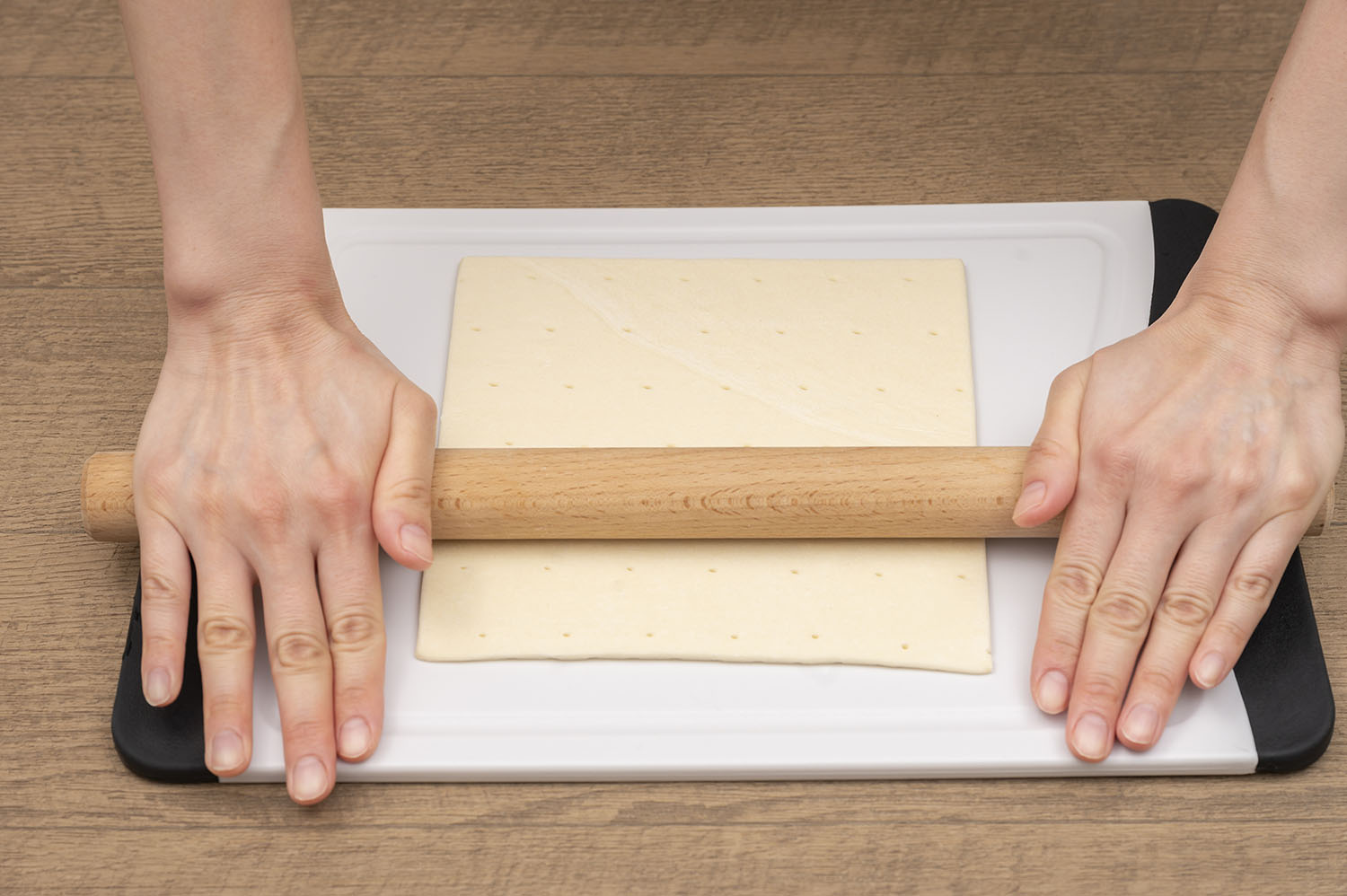 冷凍パイシートは冷蔵庫で解凍し、麺棒で軽くのばす。4等分に切り、フォークで穴を開ける。