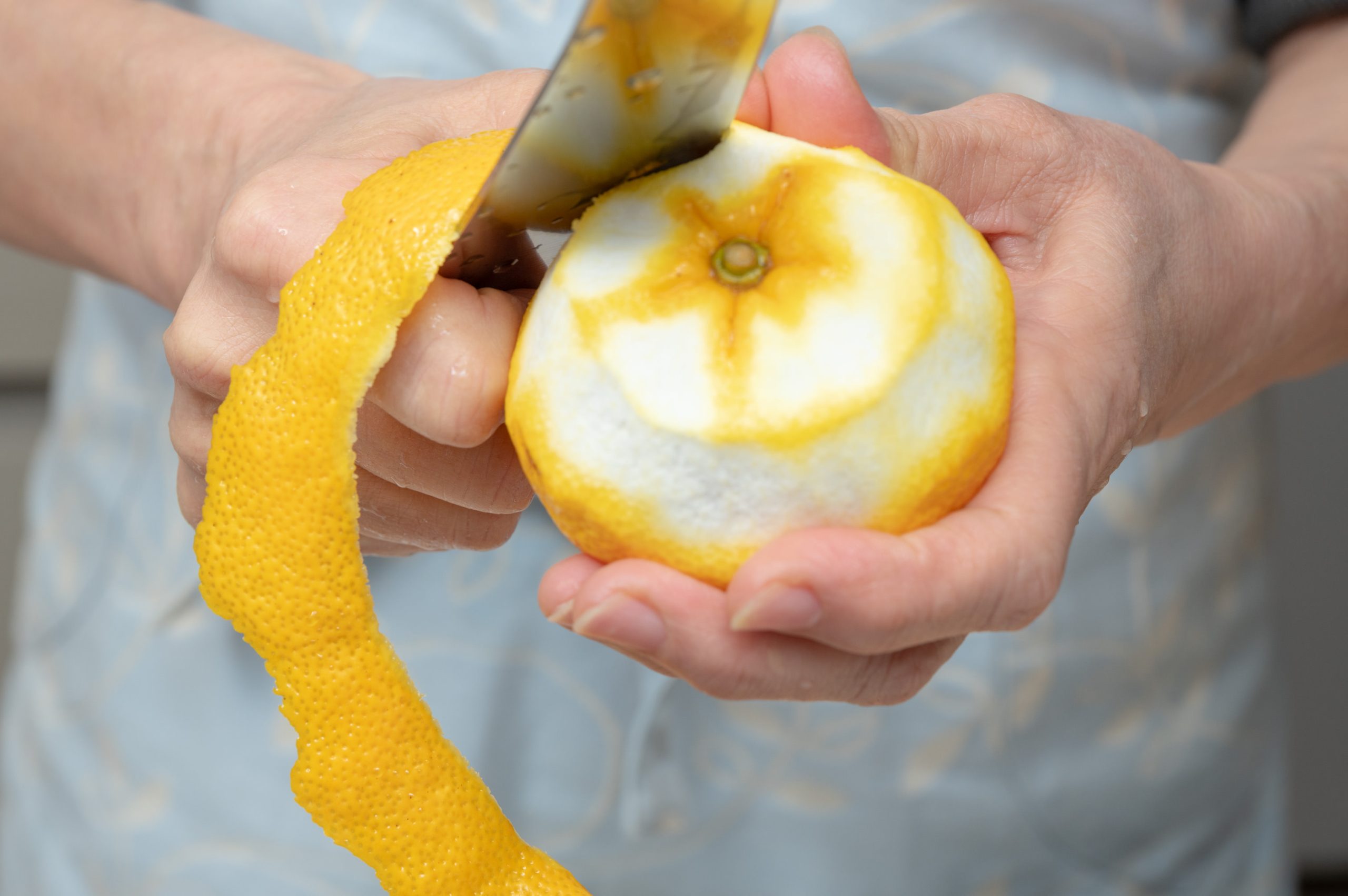 柚子は皮の部分を剥き千切りに、中の果実は絞り果汁を出す