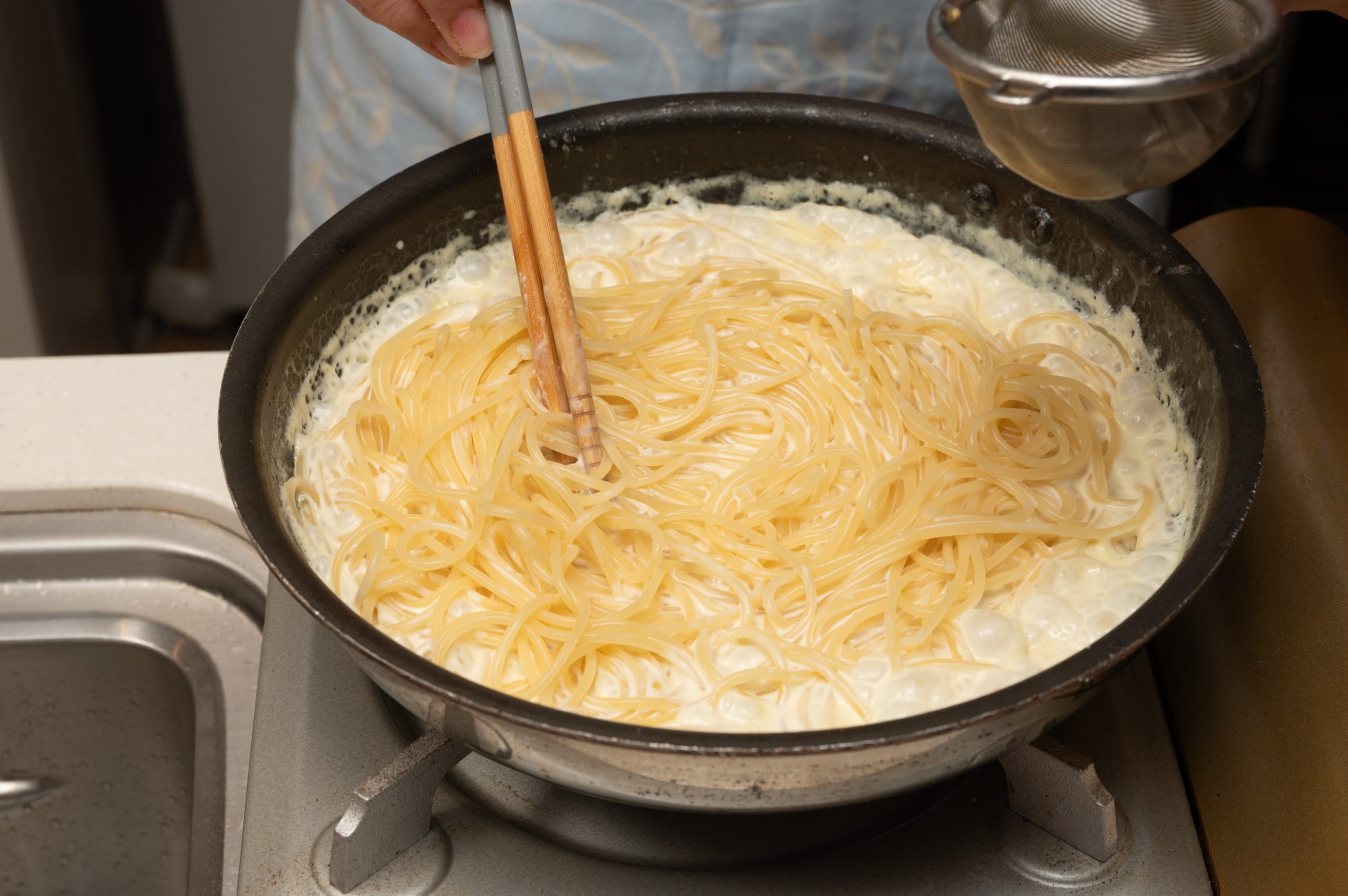 パスタはゆで汁に1％の塩を加えて表示のゆで時間より1分短くゆでる