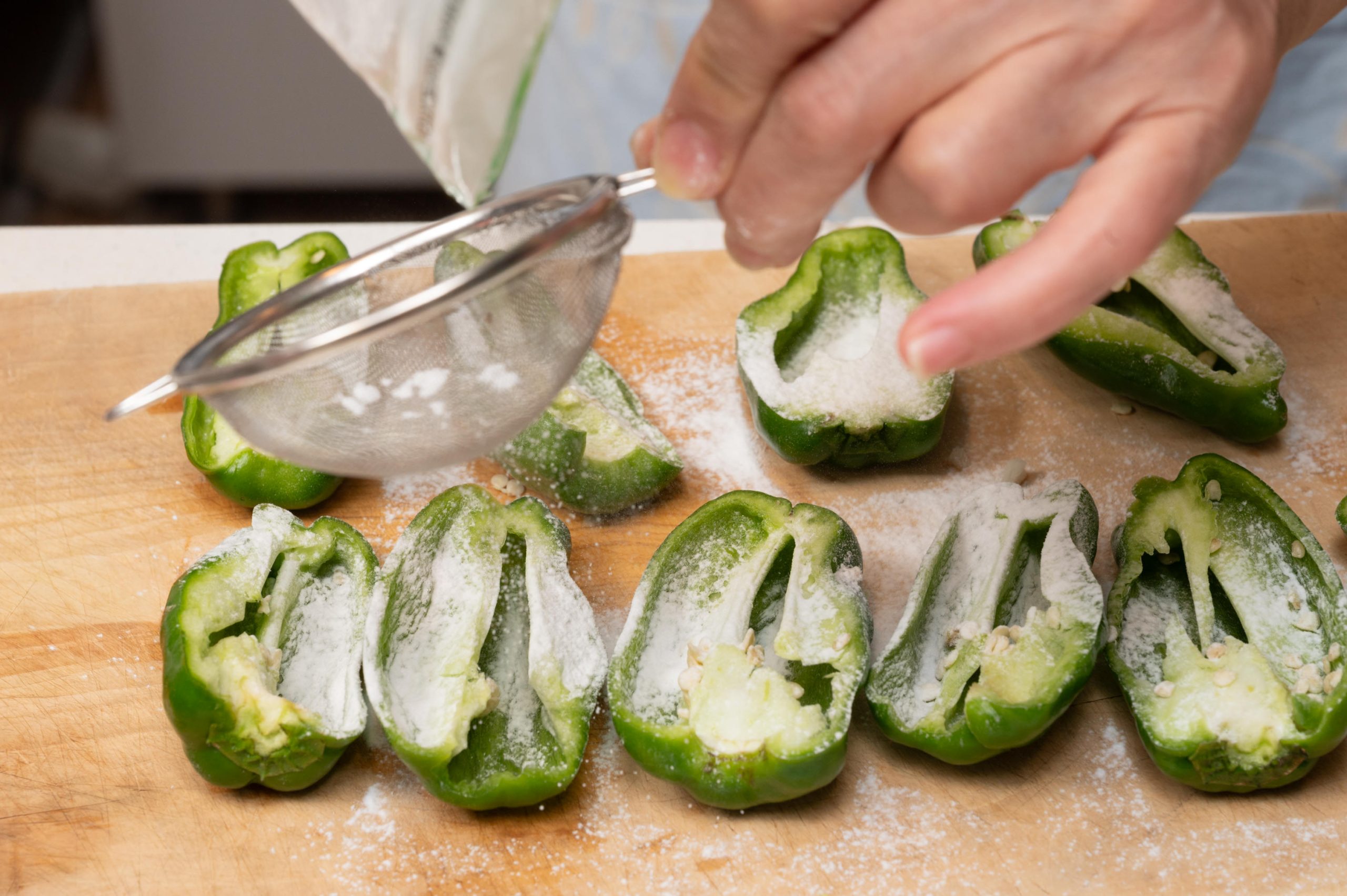 ピーマンはへたを取り半分にして片栗粉を内側にまぶす。