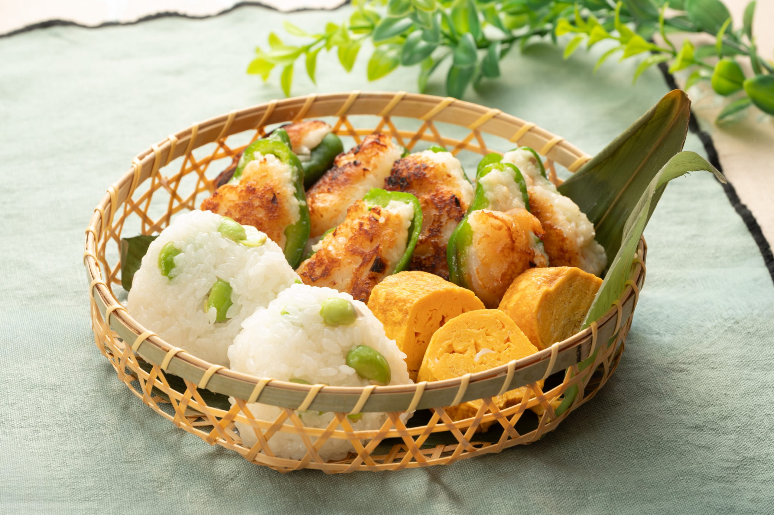 ピーマンの海老詰め春のお花見弁当