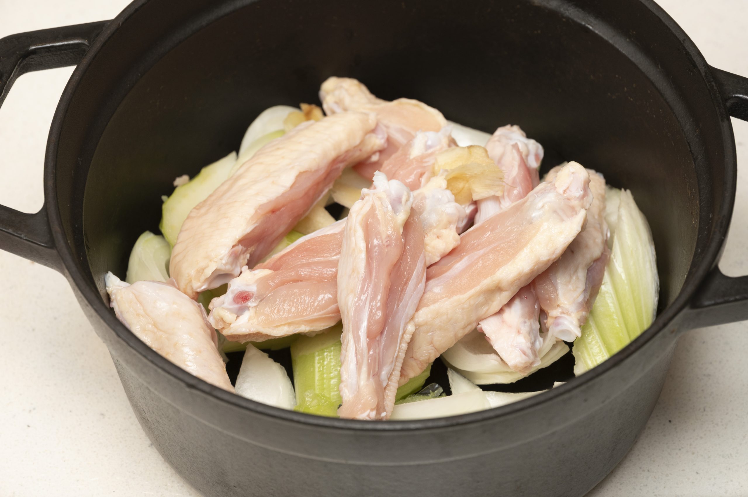 鶏手羽中と1のカットした野菜を鍋に入れ、水と塩も加え40分程煮る。