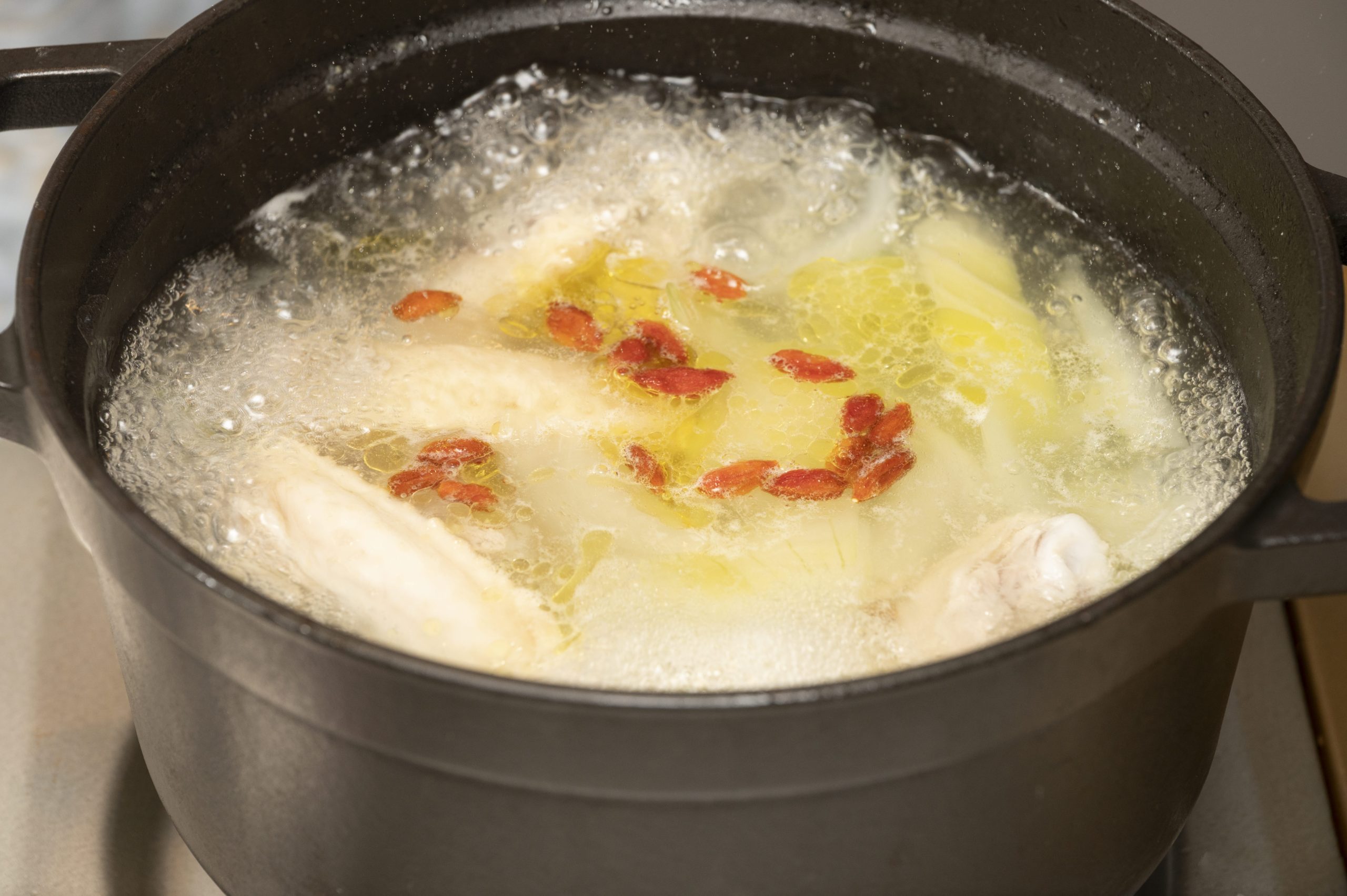 2にクコの実とこしょうを入れ、火を止める。