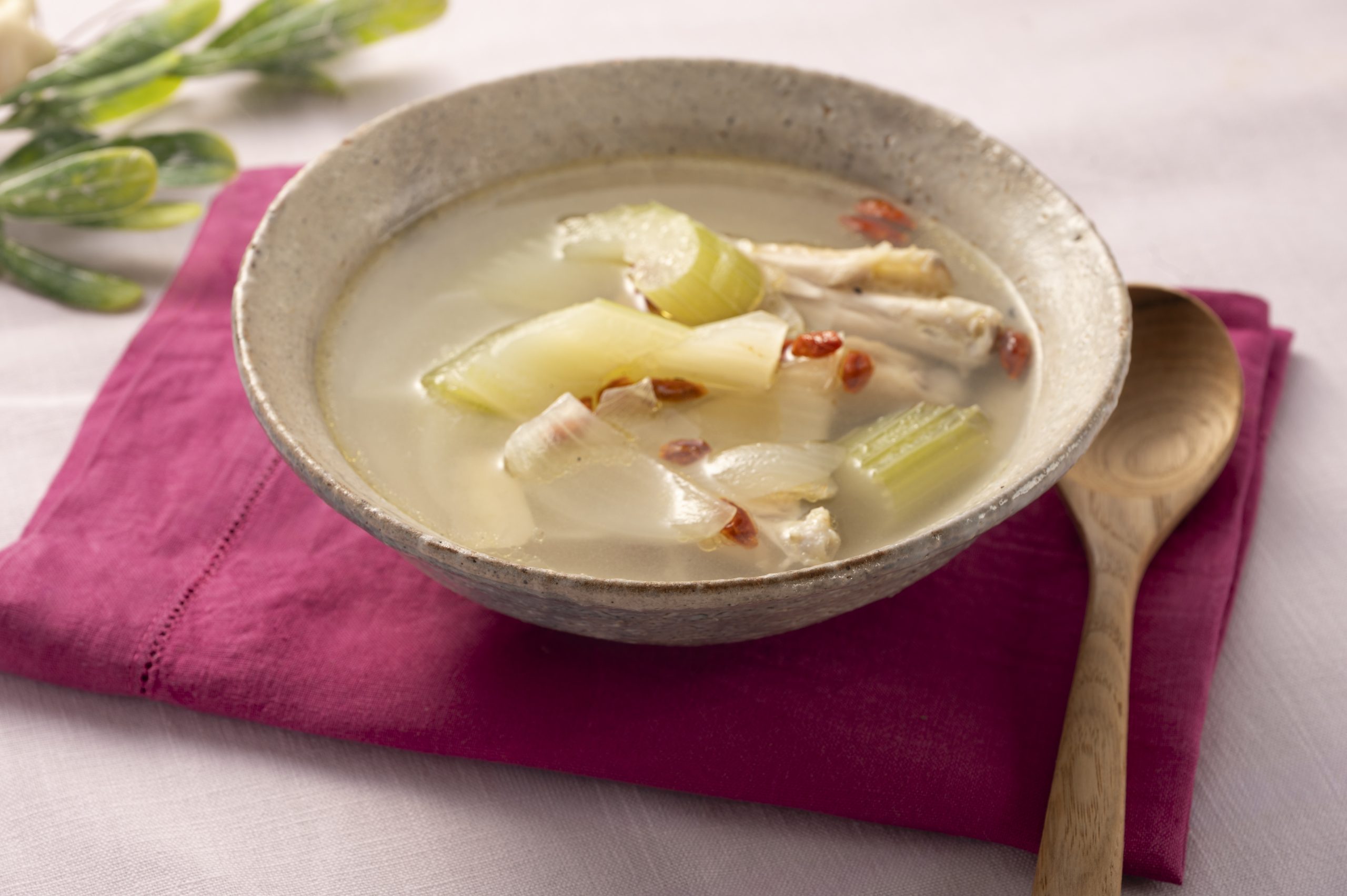 鶏とセロリ、玉ねぎの滋養スープクコの実のせ