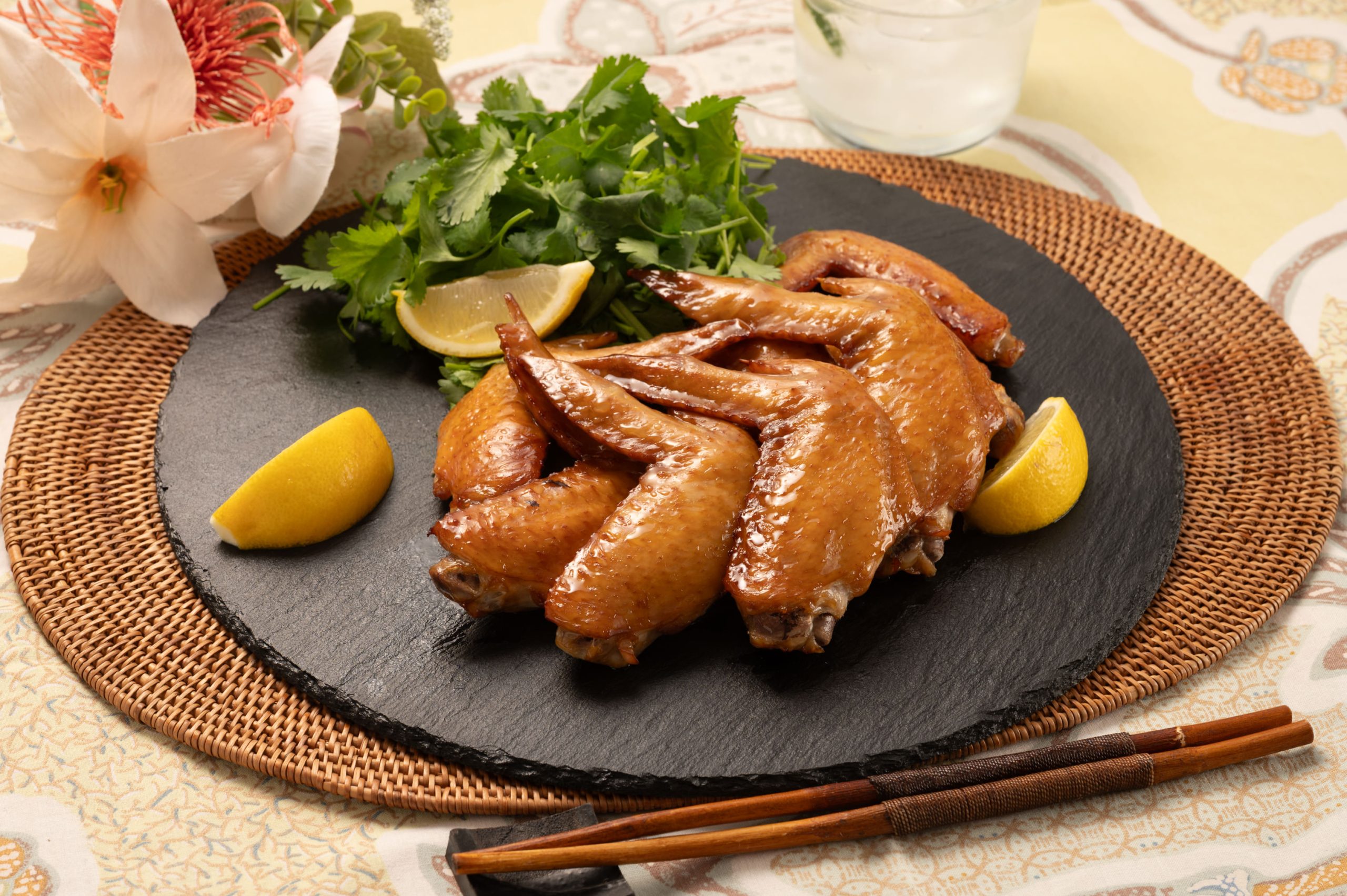 手羽先のエスニック焼き、パクチーを添えて