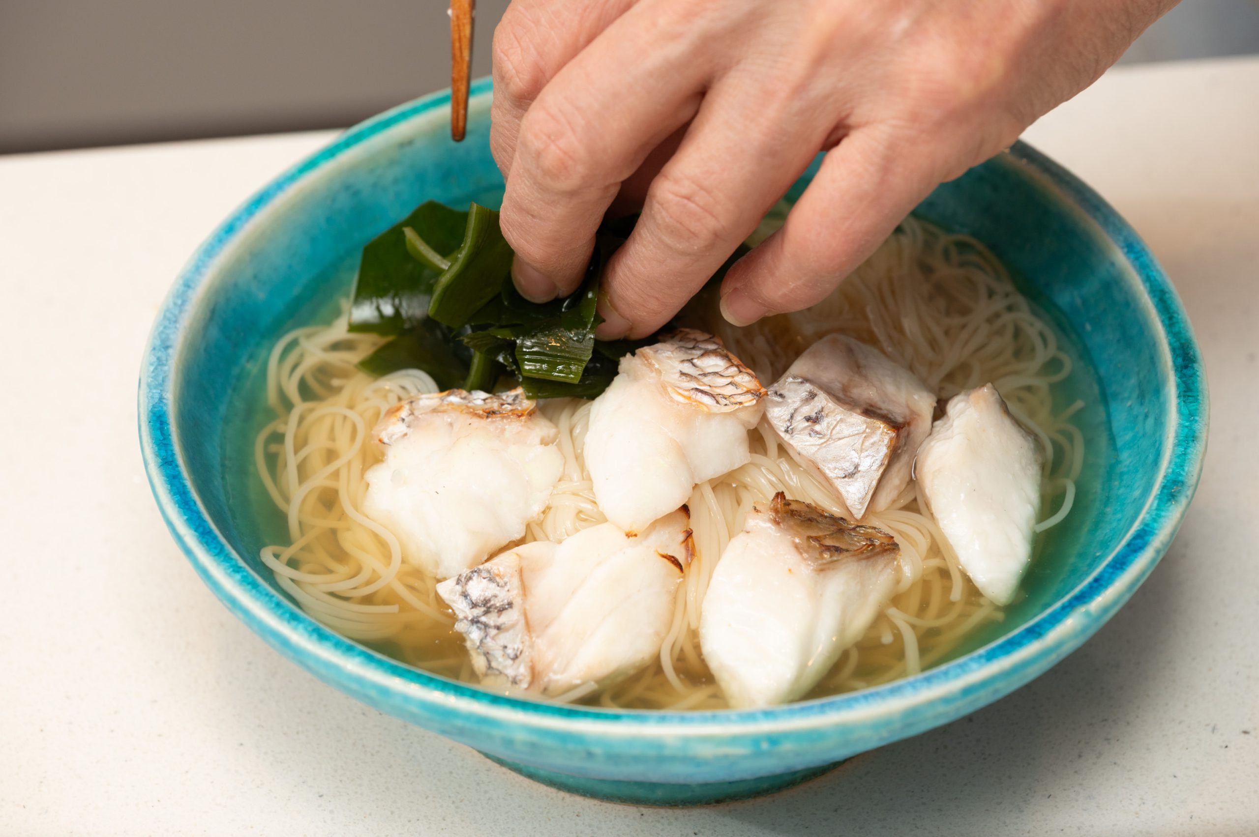 器に４を入れ静かに１の出汁をかけ、焼いた鯛とわかめとプチトマト、かぼす、かいわれを乗せる