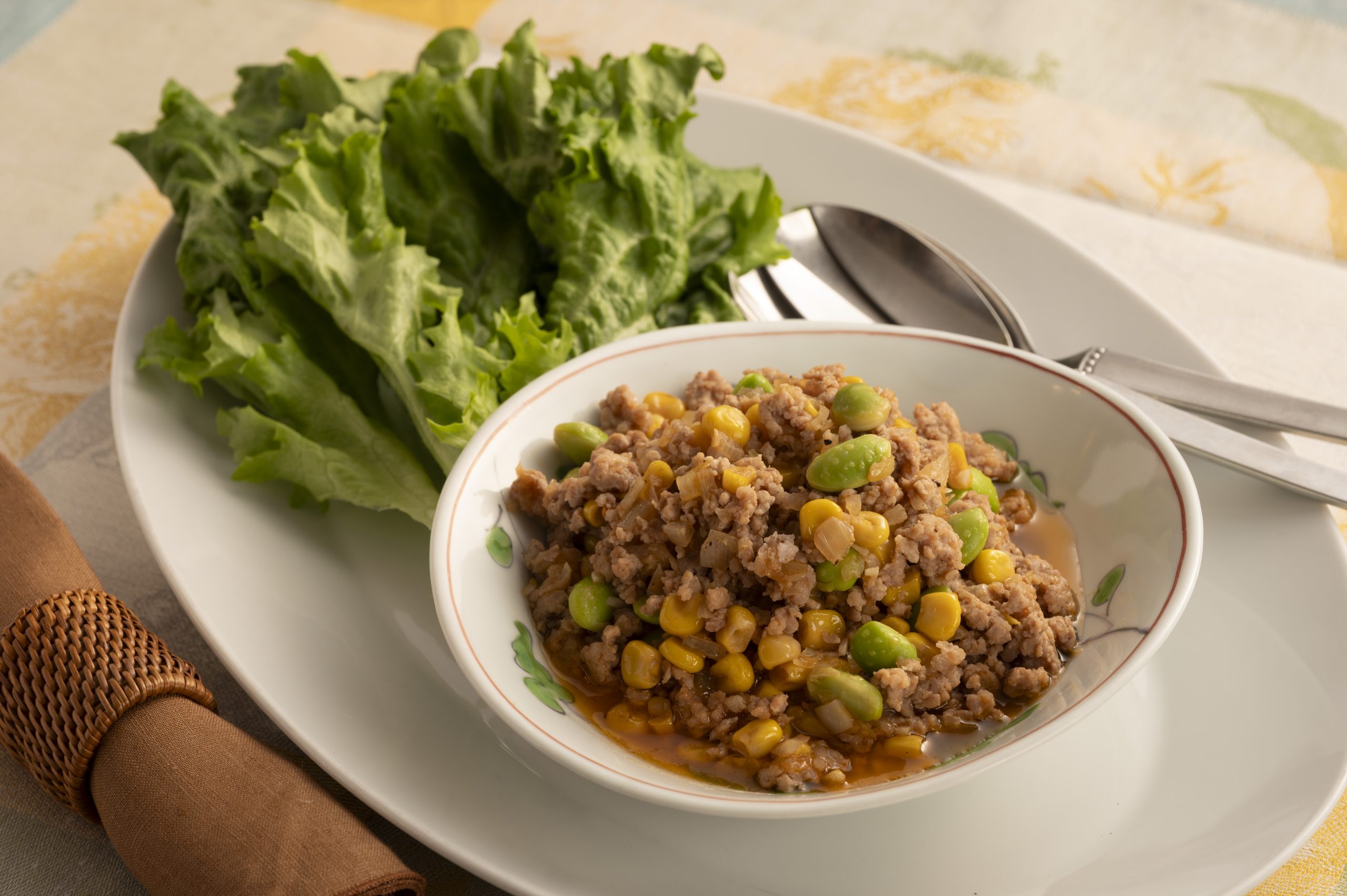 豚ひき肉ととうもろこし、トマト、枝豆のエスニックそぼろレタス巻き