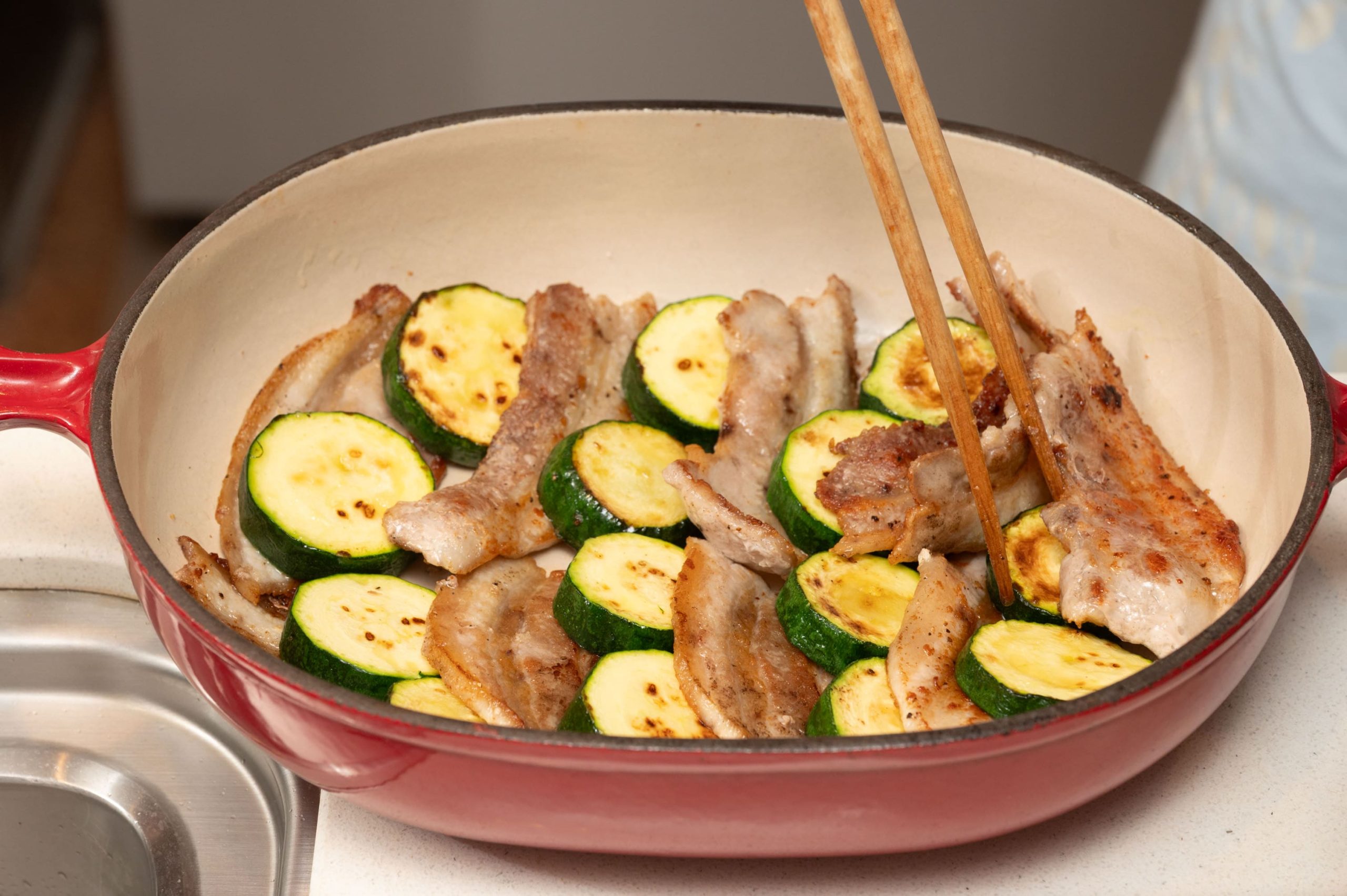 キャセロール（耐熱皿でもOK）に2のズッキーニと豚バラを交互に並べローズマリー、へたを取ったプチトマトものせパン粉とチーズをかけ、さらにこしょうも振り210度のオーブンで15分焼く